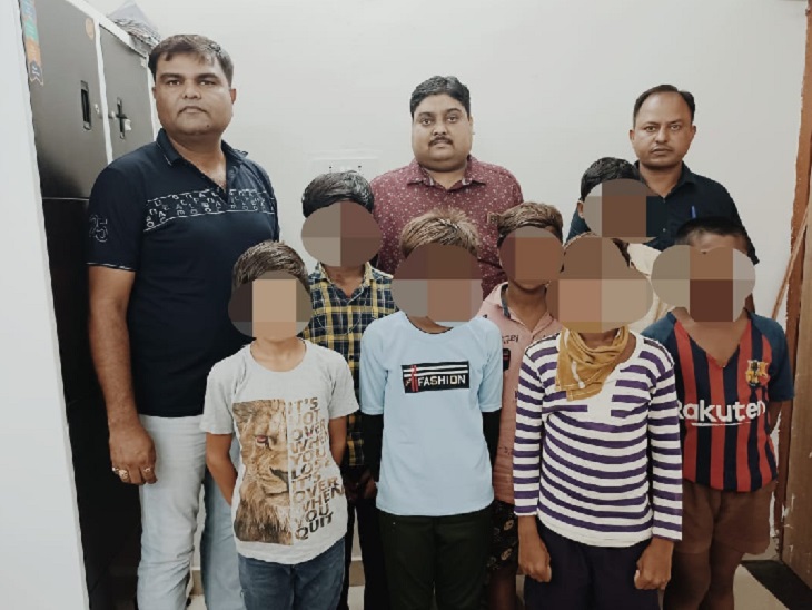 आरपीएफ की टीम ने ट्रेन में पथराव करने वाले नाबालिग बच्चों को गिरफ्तार किया है।