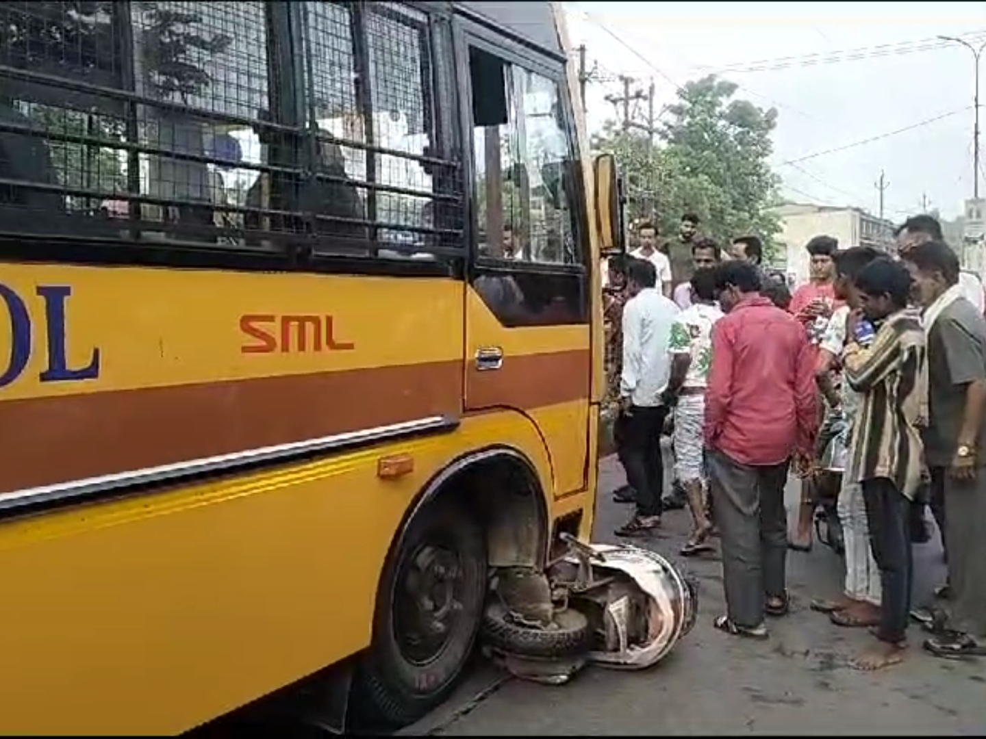 तात्यापारा से आजाद चौक तक स्कूटी बस के नीचे फंसी रही।