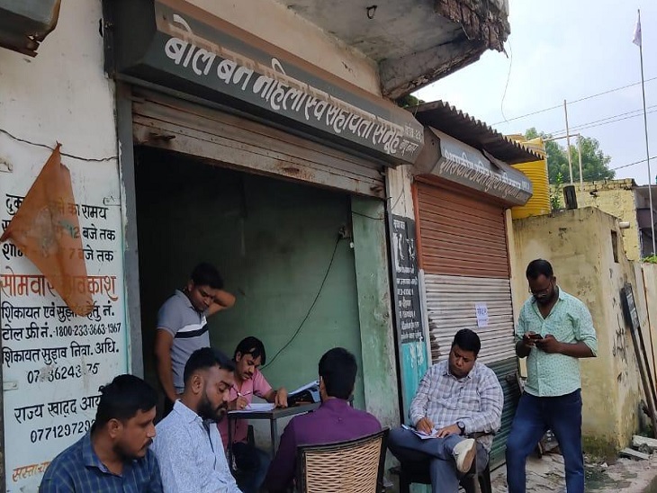 शासकीय राशन दुकान की जांच करते खाद्य अधिकारी व मौजूद शिकायतकर्ता - Dainik Bhaskar