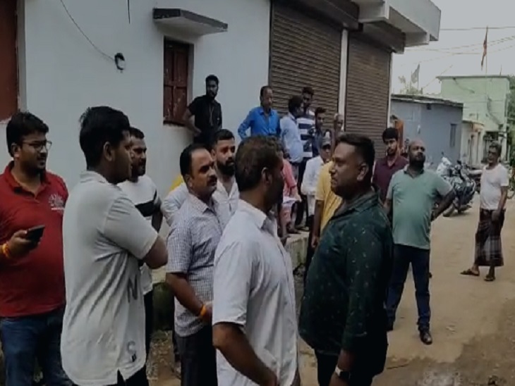 बड़ी संख्या में दुकान संचालक का विरोध करने पहुंचे लोग