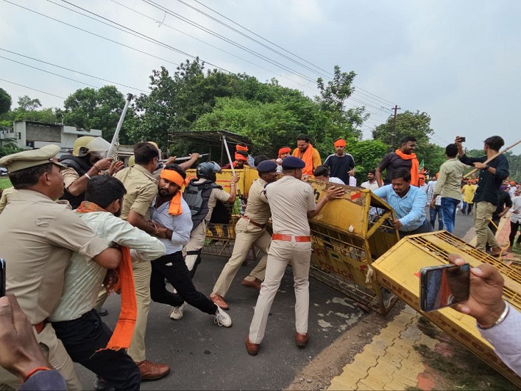 प्रदर्शनकारियों को रोकने का प्रयास करती पुलिस