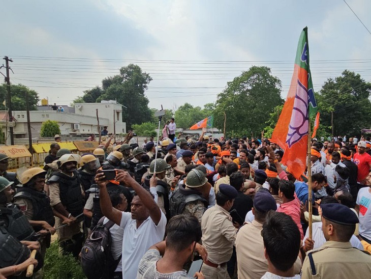 विधायक आवास से कूछ दूर पर नारेबाजी करते भाजपा नेता