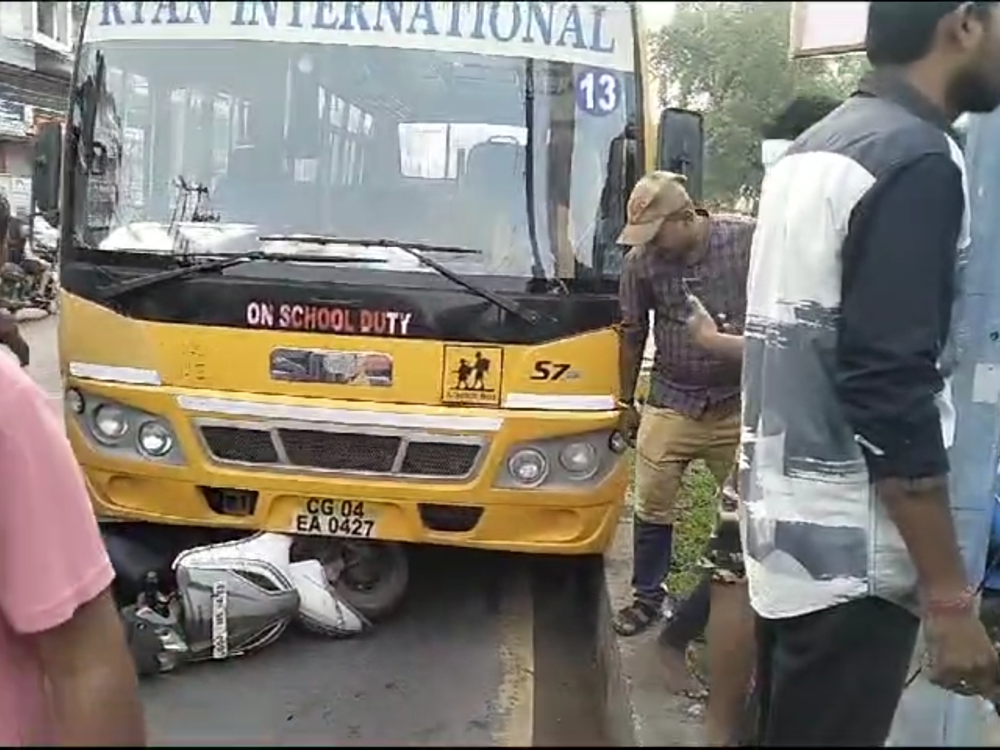 स्कूल बस रॉन्ग साइड से आ रही थी इसी दौरान स्कूटी से टक्कर हो गई।