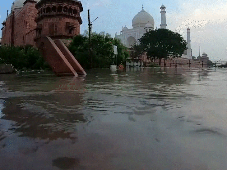 The water level of Yamuna is increasing continuously in Agra.  The water of the river reached near the walls of the Taj Mahal.