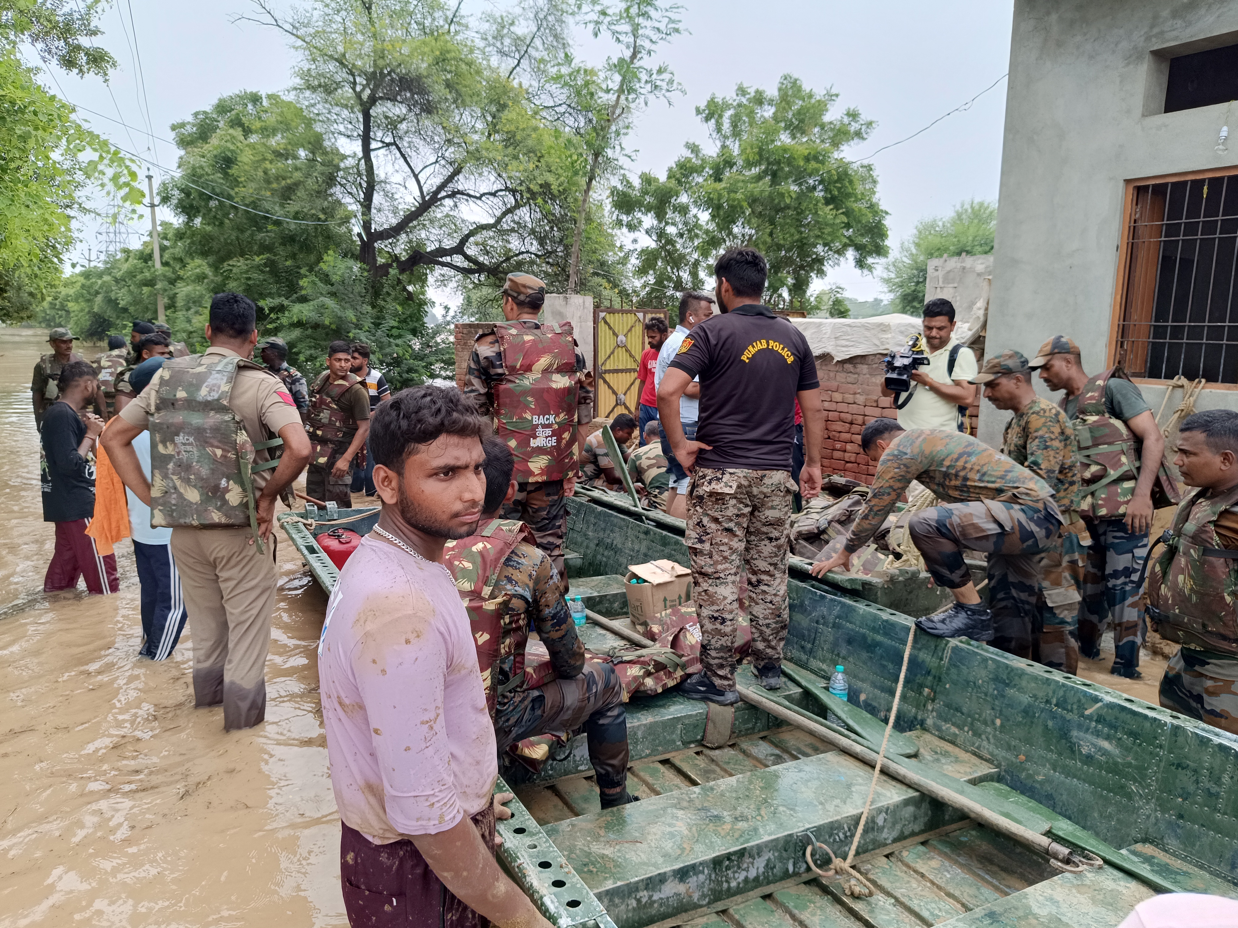 लोगों को बोट से रेस्क्यू करते आर्मी के जवान।