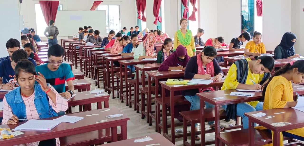 Bachelor's first section: candidate taking the exam in lieu of another was expelled | स्नातक प्रथम खंड : दूसरे के बदले परीक्षा दे रहा परीक्षार्थी निष्कासित - Dainik Bhaskar