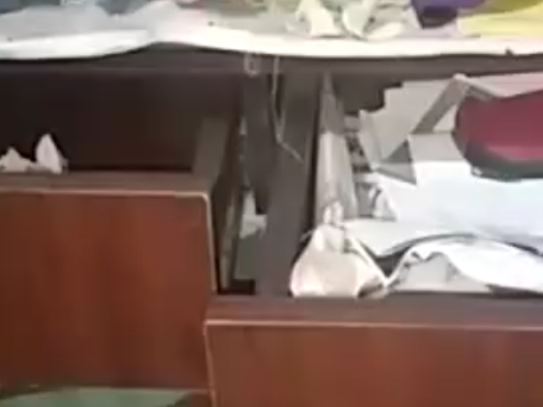 चोरी के बाद घर में खुली पड़ी अलमारी - Dainik Bhaskar