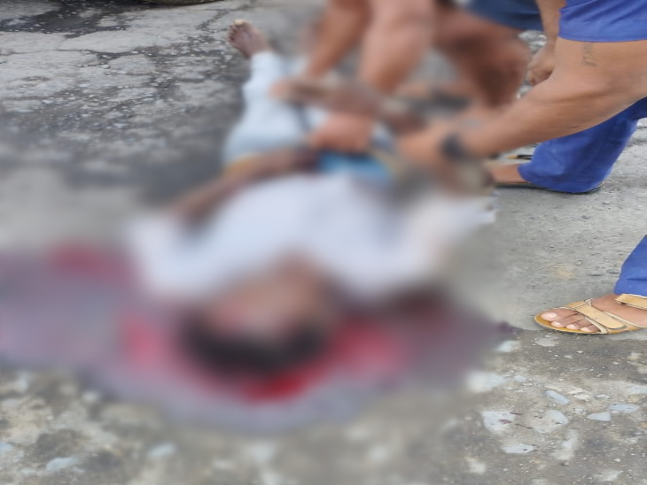 आरोपी ने कुल्हाड़ी से सिर पर वार किए हैं।