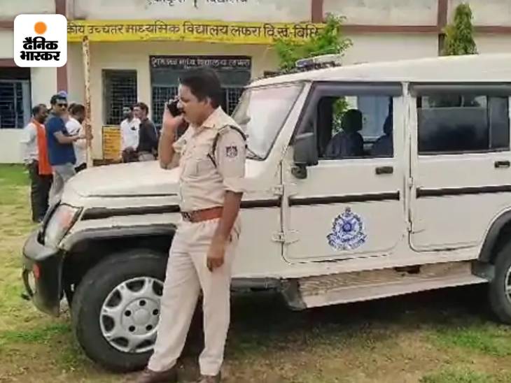 परिजनों के हंगामे के बाद तहसीलदार समेत कई अफसर मौके पर पहुंचे।