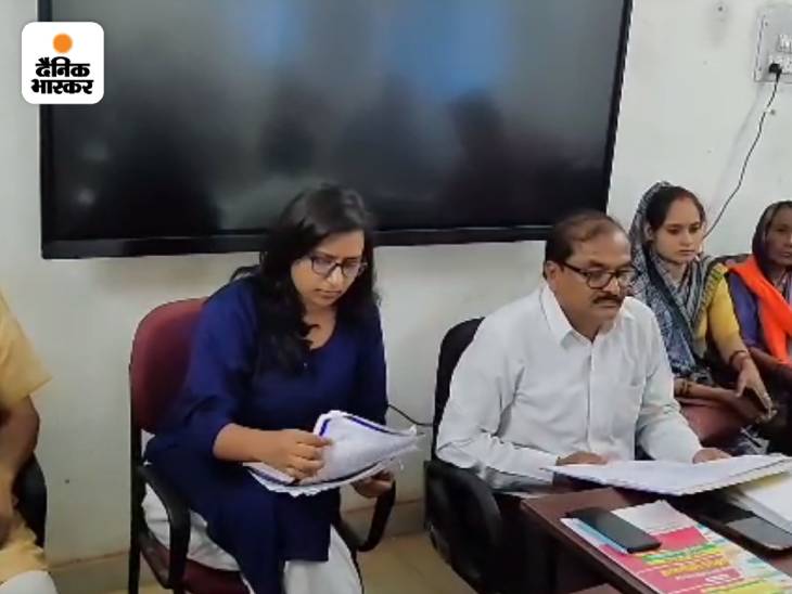 तहसीलदार और सहायक आयुक्त जनजाति कार्य विभाग ने मंगलवार को स्कूल पहुंचकर जांच की।