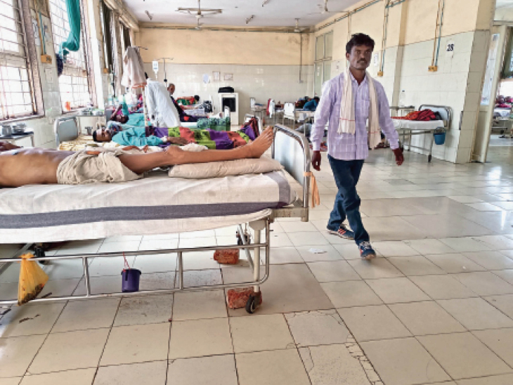 वार्ड में कूलर नहीं चल रहे थे, इसलिए मरीज नंगे बदन गर्मी से बचने का प्रयास कर रहे थे। - Dainik Bhaskar