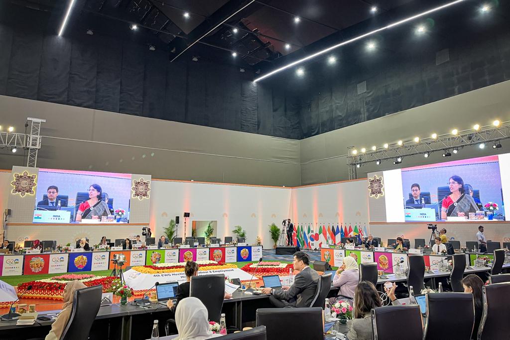 जी20 सम्मेलन में सुबह 9.20 बजे से तीन अलग-अलग मीटिंग चल रही हैं। इनमें मंत्री समूह के लिए पेश किए जाने वाले ड्राफ्ट पर चर्चा की जा रही है।