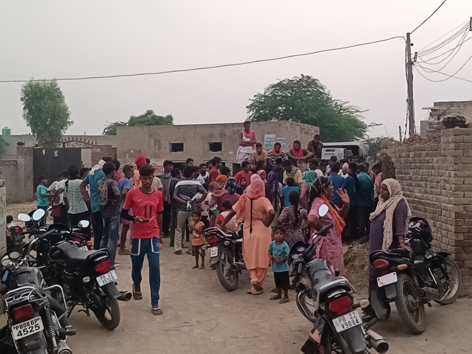 राशन वितरण के दौरान जमा ग्रामीण।