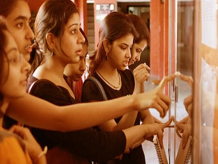 विश्वविद्यालय के रिजल्ट ने खोली ऑनलाइन परीक्षा की पोल, रिजल्ट देखते हुए स्टूडेंट्स।