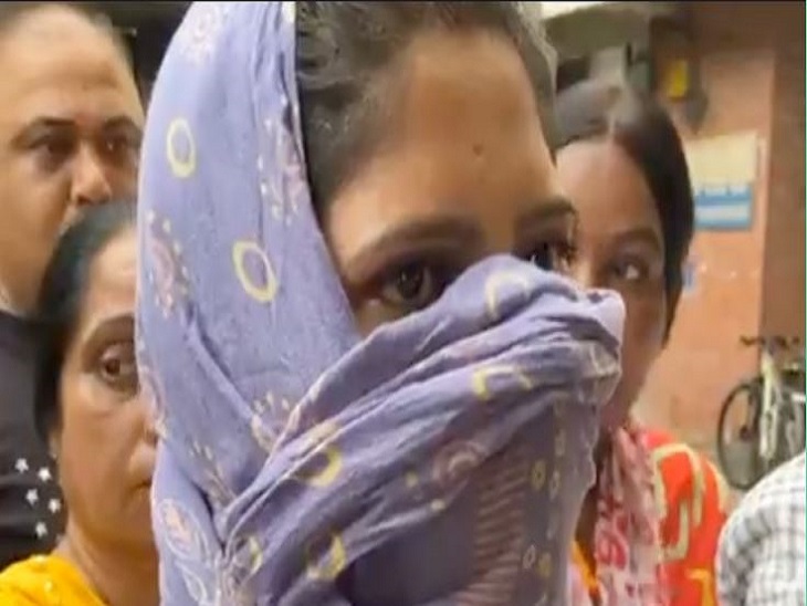 आंटी पर देह व्यापार के संगीन आरोप लगाती युवती।