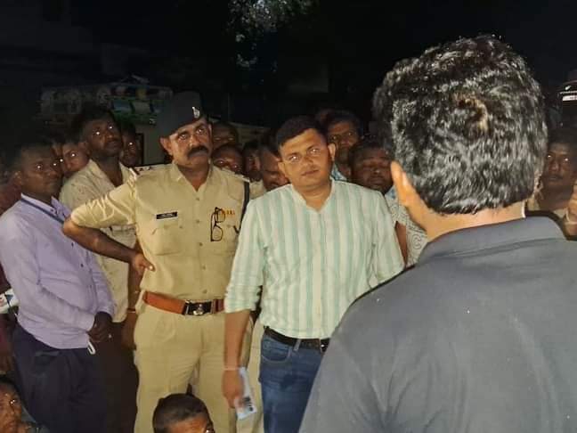 चक्काजाम खुलवाने के लिए पुलिस और प्रशासन ने ग्रामीणों से ढाई घंटे तक चर्चा की, जिसके बाद वे सड़क से उठने को राजी हुए।