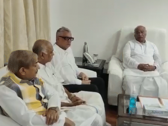 विपक्ष की गुरुवार सुबह बैठक हुई। 11 पार्टियों के नेता शामिल हुए।