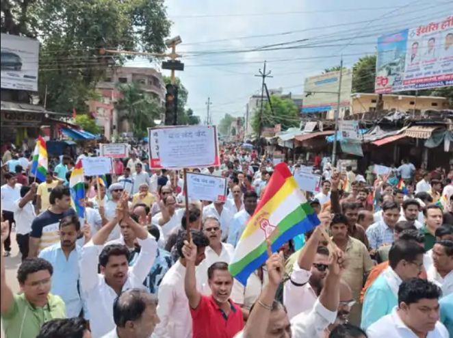 गुना में जैन समाज ने जैन मंदिर से पुराने कलेक्ट्रेट तक जुलूस निकाला।