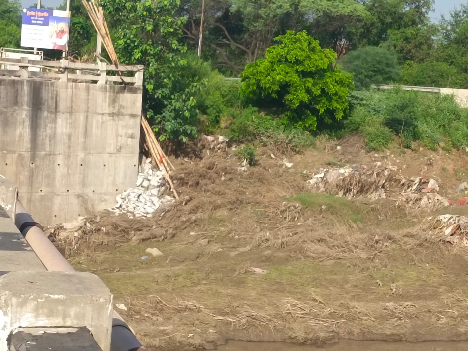 बाढ़ के कारण पुल के किनारों पर रेत जमा हो गई है।