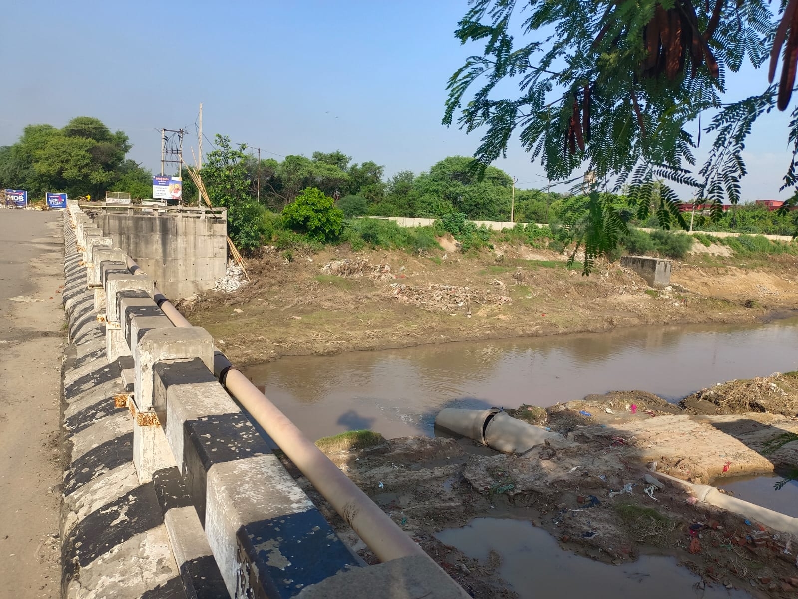 बाढ़ का पानी उतरने के बाद पुल की हालत कुछ इस तरह नजर आती है।