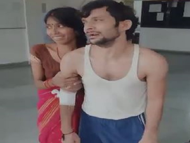 अस्पताल में रोते मां-बाप