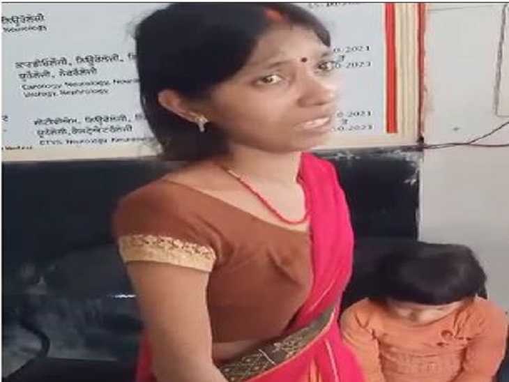 अपनी मां के साथ बच्ची