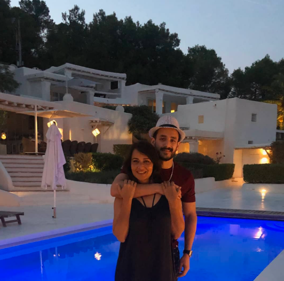 स्विमिंग पुल के सामने नागार्जुन के बेटे।