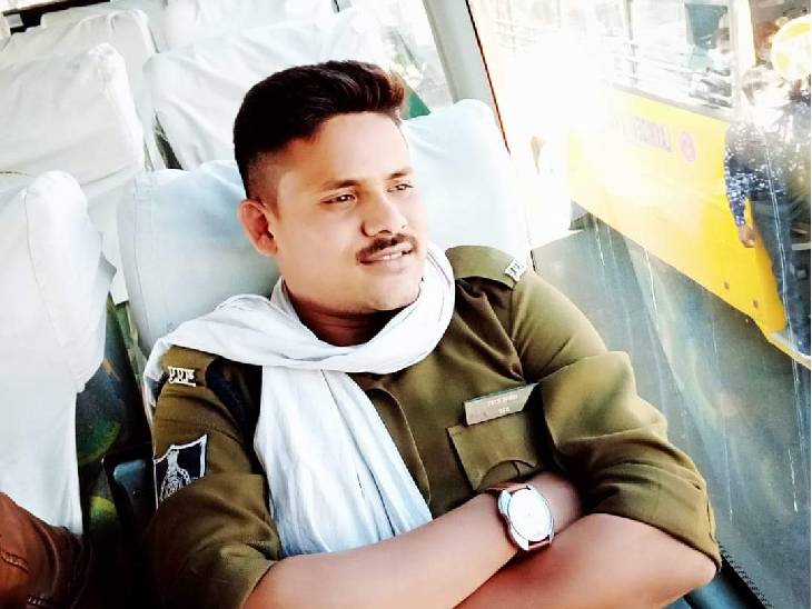 मामला सामने आने के बाद एसपी ने आरक्षक राकेश देवार समेत चार पुलिसकर्मियों को निलंबित कर दिया। पुलिसवाल अभी लापता बताए जा रहे हैं।