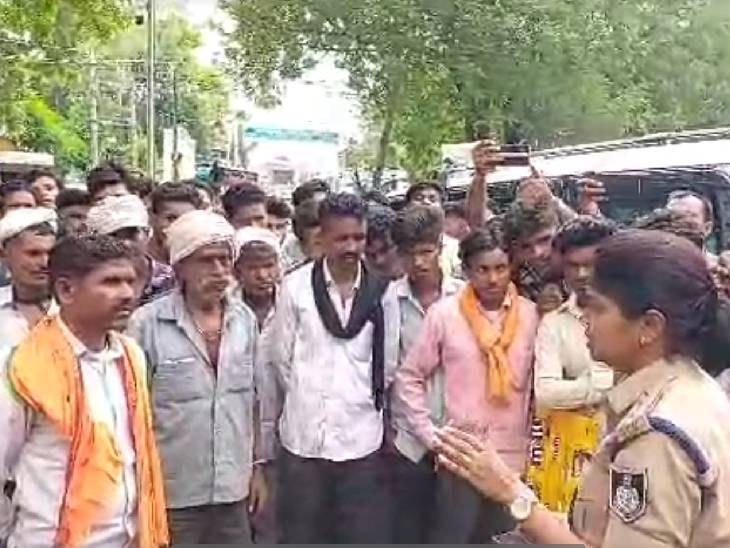 ग्रामीणों ने आरोपियों की गिरफ्तारी की मांग को लेकर थाने का घेराव कर दिया।