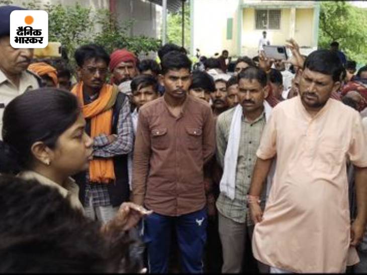 मामला सामने आने के बाद ग्रामीणों ने थाने का घेराव कर दिया। - Dainik Bhaskar