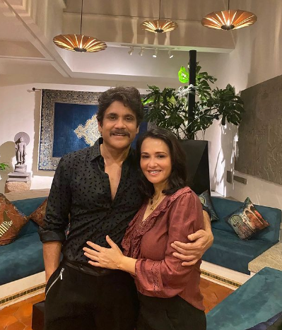 घर के ड्राइंग रूम में बेटी के साथ नागार्जुन। इनकी बेटी अमला भी फिल्मों में सक्रिय हैं।