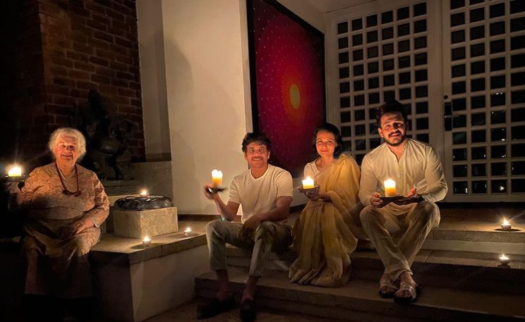 अपने परिवार के साथ दीफ जलाते हुए नागार्जुन।