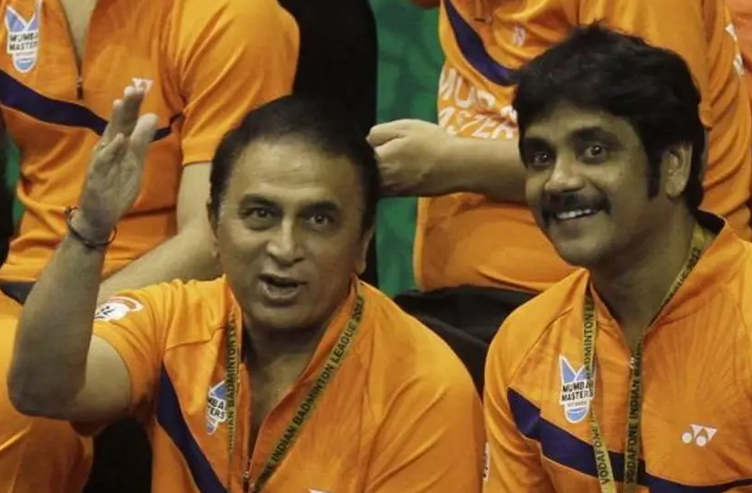 मुंबई में अपनी टीम के बैडमिंटन मैच के दौरान सुनील गावस्कर के साथ नागार्जुन