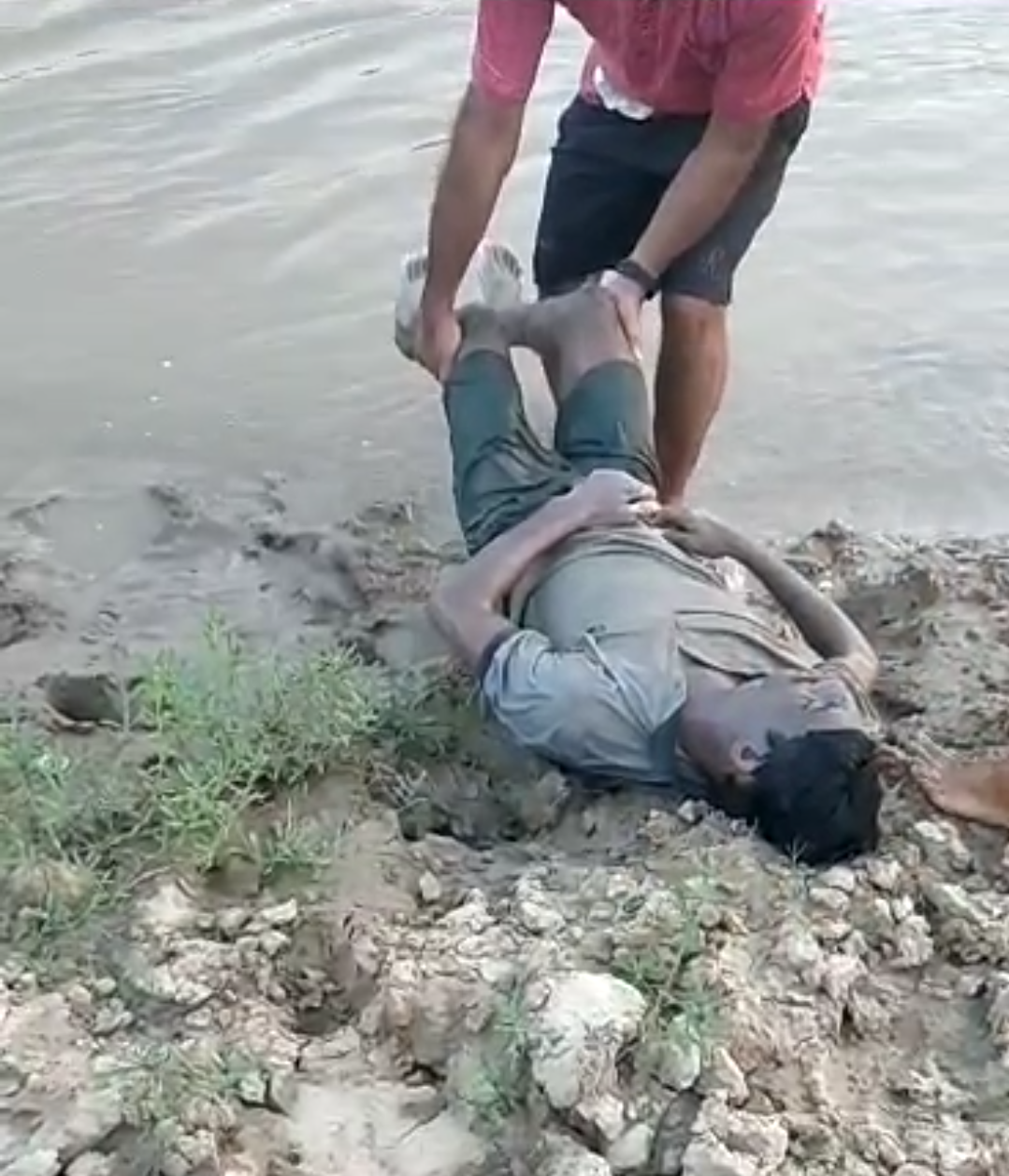 The young man drowned in the affair of saving the buffalo | नदी में ...