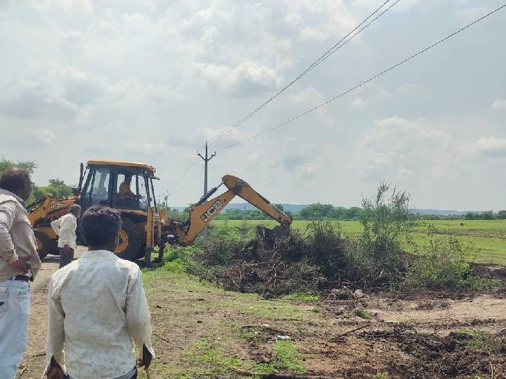 गुरुवार को प्रशासन की टीम जेसीबी लेकर कृषि भूमि से कब्जा हटाने पहुंची थी। इससे दुखी होकर दोनों किसान भाइयों ने जहर खा लिया।