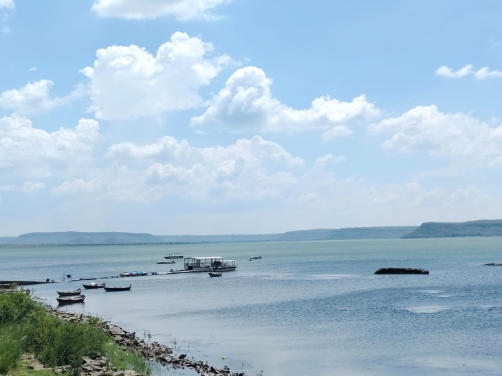 तिघरा जलाश्य यह पहाड़ों से घिरा एक डैम है। यहां आए दिन लोग हादस का शिकार होते हैं, लेकिन इसकी सुंदरता देखते ही बनती है। - Dainik Bhaskar