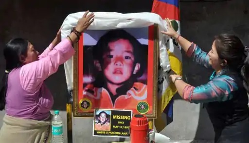 1995 में जब दलाई लामा ने दूसरे सबसे बड़े धर्मगुरु पंचेन लामा को चुना था तो चीन ने उसे जेल में डाल दिया था।
