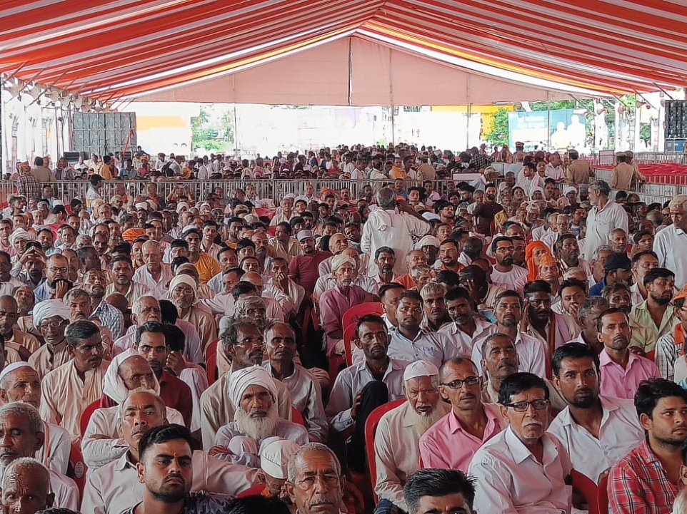 मुख्यमंत्री की जनसभा में पहुंचे लोग।
