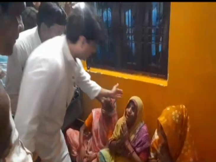 पत्रकार अतुल राठौर की मां व  पत्नी को सात्वना देते सिंधिया, बेटी की पढ़ाई की ली जिम्मेदारी - Dainik Bhaskar