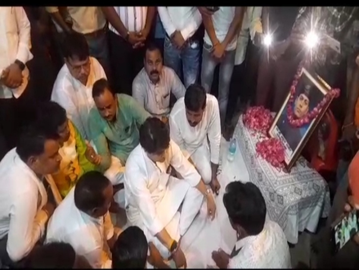 अतुल के घर पहुंचकर परिजन से बातचीत करते सिंधिया