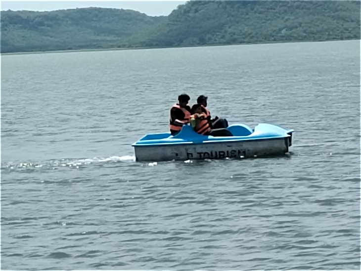 यहां लोग काफी संख्या में बोटिंग करने भी पहुंचते हैं