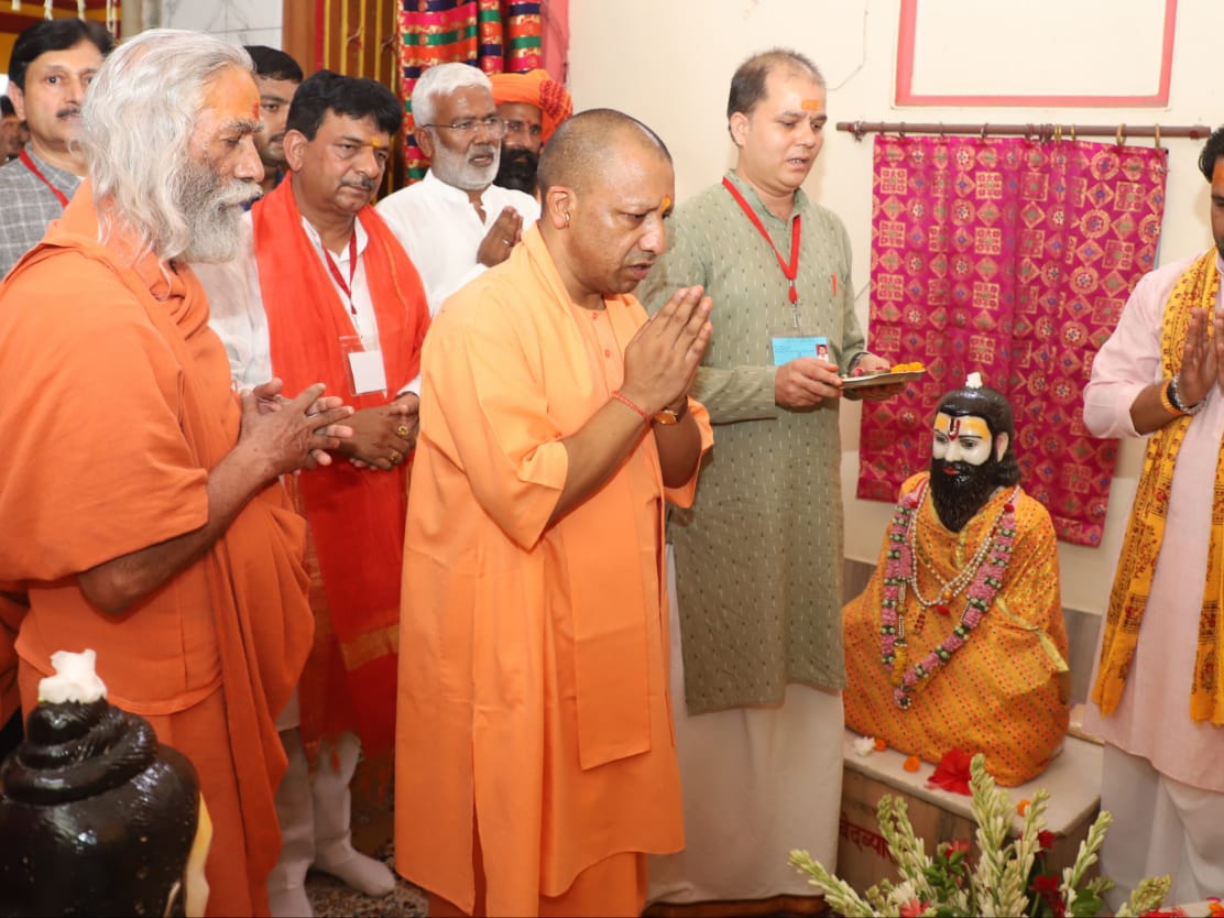 वीतराग स्वामी कल्याण देव महाराज की प्रतिमा के समक्ष श्रद्धांजलि अर्पित करते सीएम योगी।