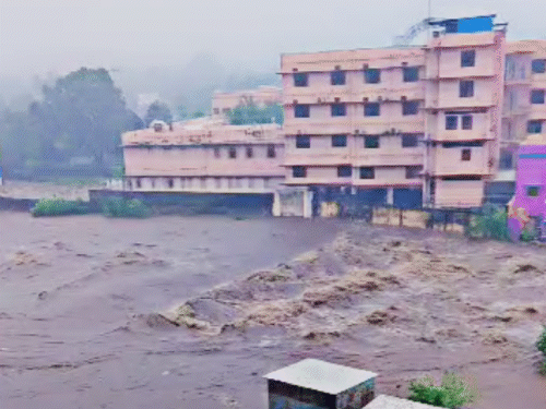 जूनागढ़ में शनिवार को बारिश के बाद के हालात। इस दौरान सड़कें नदियों में तब्दील हो गईं।