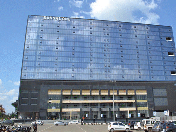 रानी कमलापति रेलवे स्टेशन परिसर में बने बंसल वन की बिल्डिंग में बीजेपी का वॉर रूम बनाने रेल मंत्री अश्विनी वैष्णव, बीजेपी प्रदेश अध्यक्ष वीडी शर्मा ने निरीक्षण किया। - Dainik Bhaskar