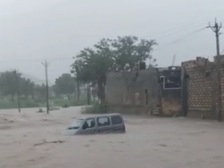 Baldev village of Jasdan taluka of Rajkot district is in the grip of flood.  A van was swept away here on Sunday morning.  - Dainik Bhaskar