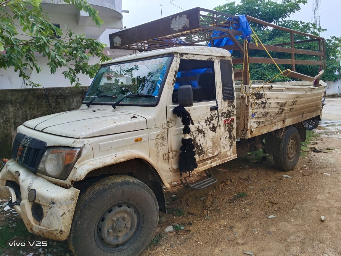 पुलिस को चकमा देने के दौरान पिकअप वाहन पलट गया था।