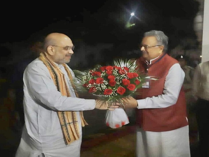अमित शाह का स्वागत करते हुए पूर्व मुख्यमंत्री रमन सिंह।