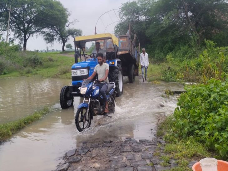 देपालपुर के गांव के मुख्य मार्ग का हाल।
