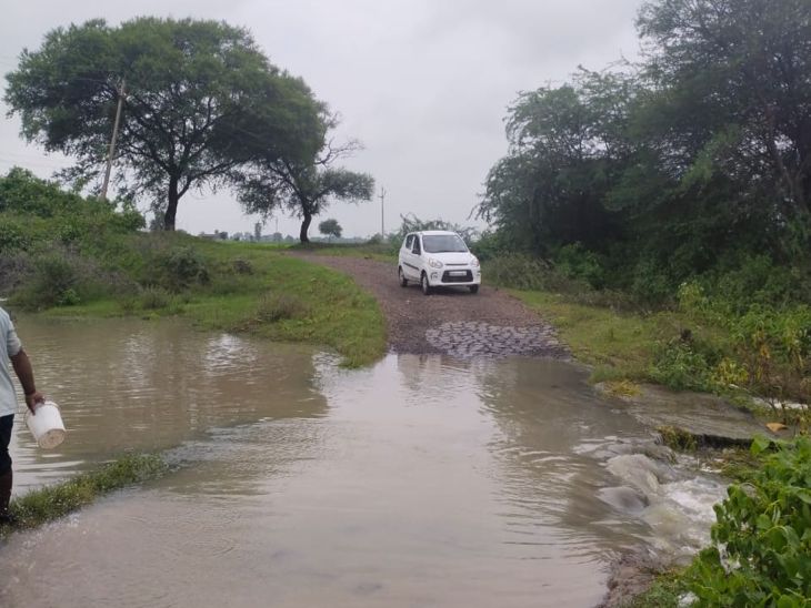 कुछ देर बारिश थम भी जाती है तो जलभराव से होती है परेशानी।