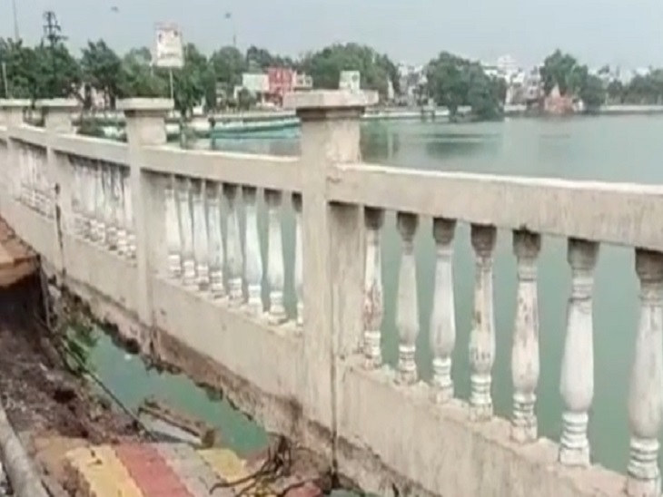 नीचे फुटपाथ का हिस्सा बह गया।